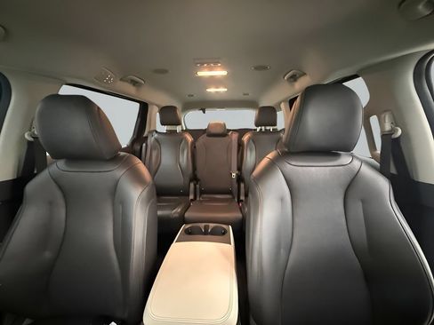 Used 2024 Kia Carnival LX FWD image 16