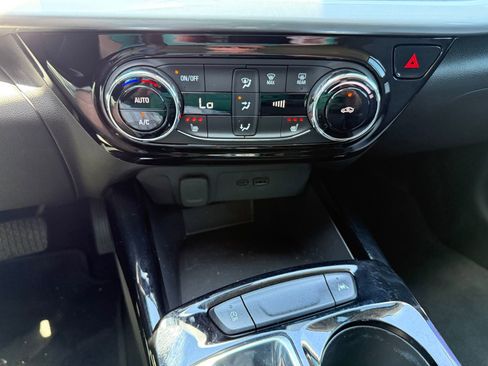 Used 2026 Chevrolet Trax LT w/ LT Convenience Package FWD image 24