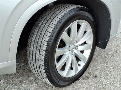 Used 2018 Volvo XC90 T6 Momentum w/ Convenience Package image 4