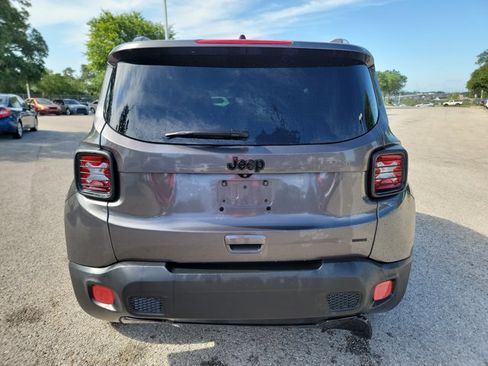 Used 2018 Jeep Renegade Altitude w/ UConnect 8.4 Nav Group FWD image 6