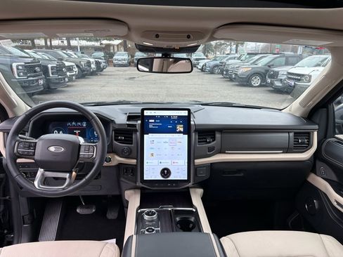 Used 2024 Ford Expedition Platinum image 14