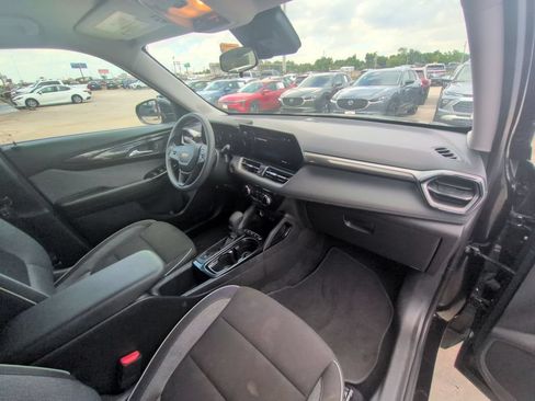 Used 2025 Chevrolet TrailBlazer LT AWD/4WD image 31