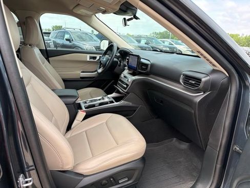 Used 2023 Ford Explorer XLT w/ Equipment Group 202A AWD/4WD image 18