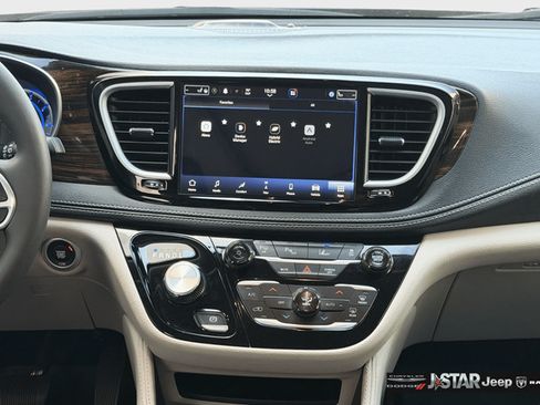 Used 2023 Chrysler Pacifica Limited FWD image 15