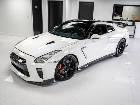 Used 2014 Nissan GT-R Premium AWD/4WD image 2