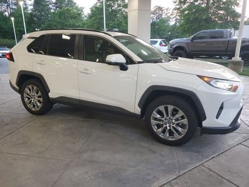 Used 2019 Toyota RAV4 XLE Premium w/ Cold Weather Package AWD/4WD image 8
