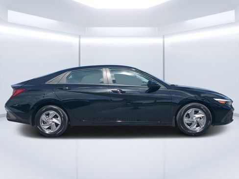 Used 2025 Hyundai Elantra SE FWD image 2