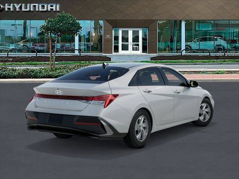 New 2026 Hyundai Elantra SE image 4