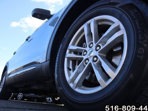 Used 2022 Ford Explorer XLT w/ Equipment Group 202A image 9