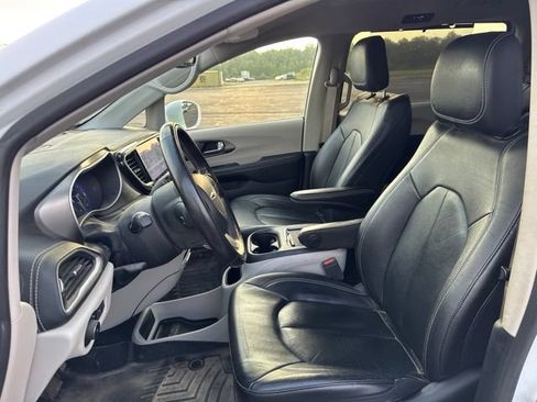 Used 2022 Chrysler Pacifica Touring-L AWD/4WD image 7