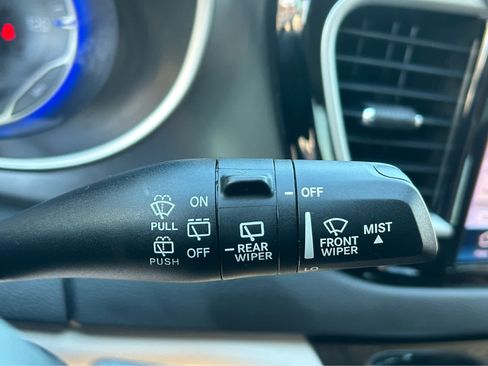 Used 2023 Chrysler Pacifica Touring-L FWD image 29