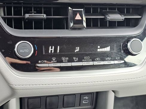 Used 2025 Toyota Corolla Cross LE image 19