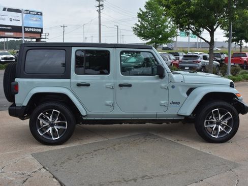 Used 2024 Jeep Wrangler Unlimited w/ Convenience Group AWD/4WD image 4