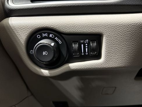 Used 2024 Chrysler Pacifica Touring-L FWD image 18