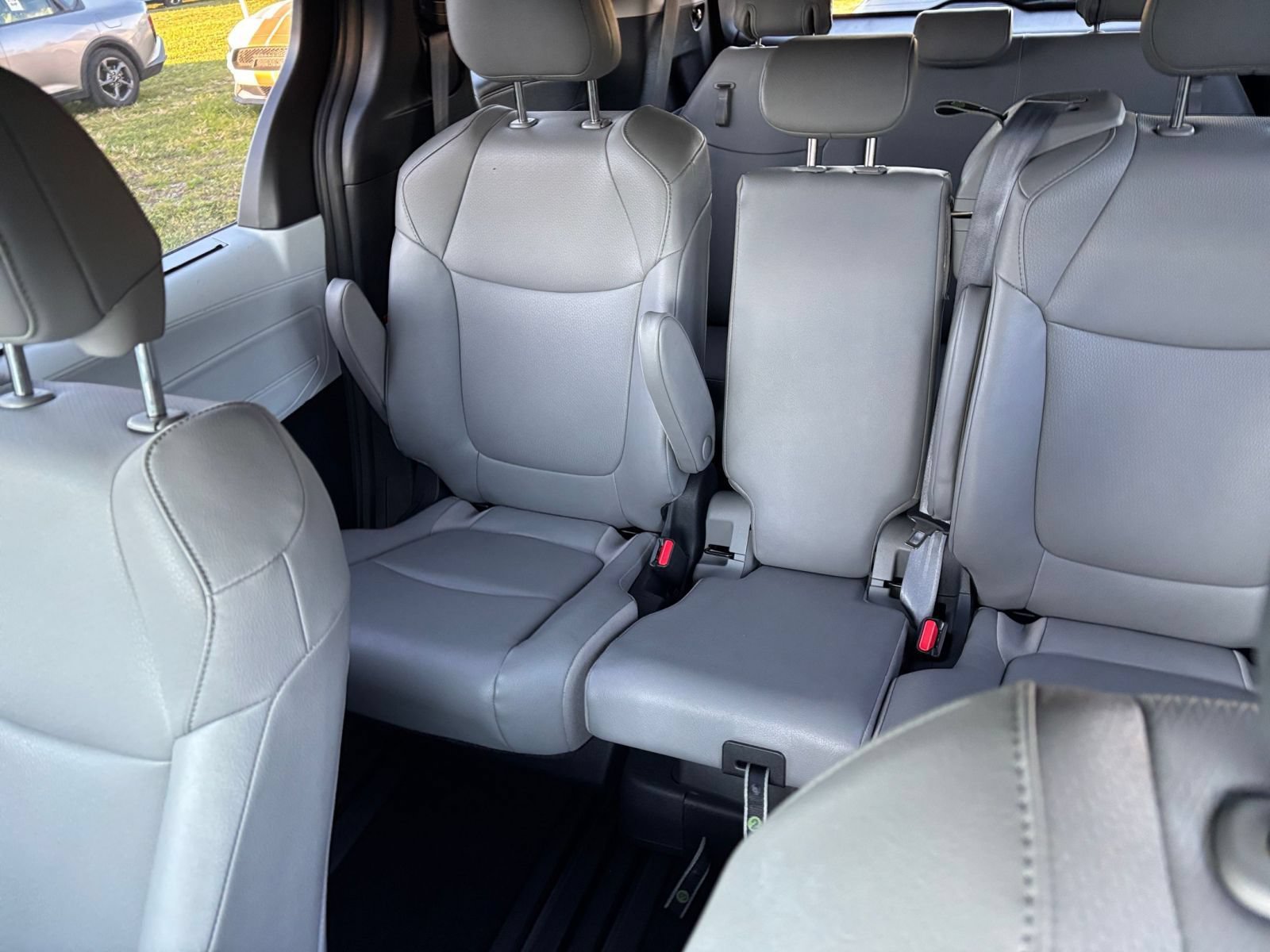 Used 2025 Toyota Sienna XLE FWD image 42