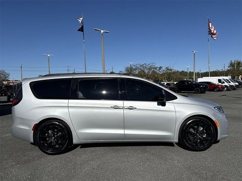 New 2026 Chrysler Pacifica Limited w/ S Appearance Package image 2