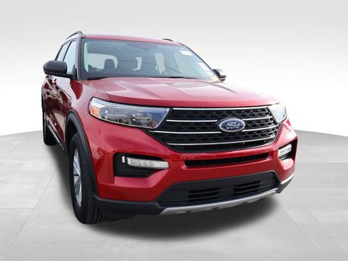 Used 2022 Ford Explorer XLT w/ Equipment Group 202A AWD/4WD image 9