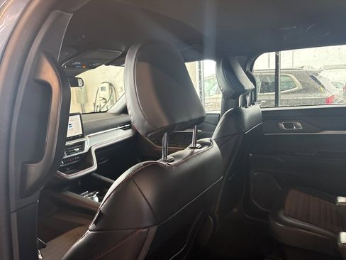 Used 2025 Ford Explorer ST-Line image 11