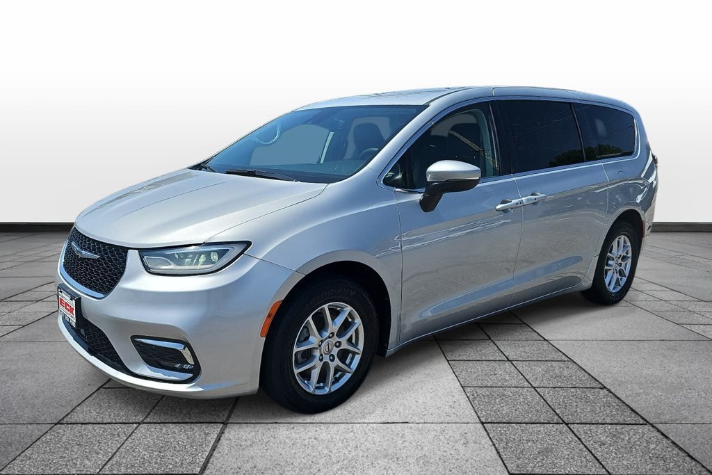 Used 2023 Chrysler Pacifica Touring-L FWD image 1