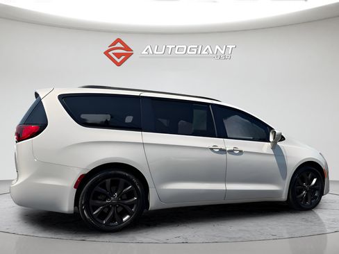 Used 2019 Chrysler Pacifica Limited w/ S Appearance Package FWD image 14