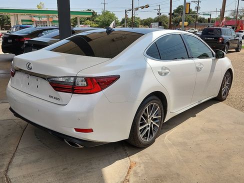 Used 2017 Lexus ES 350 w/ Luxury Package FWD image 3