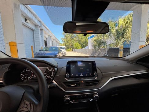 Used 2025 Nissan Altima 2.5 SV FWD image 33