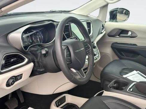 Used 2024 Chrysler Pacifica Touring-L FWD image 14