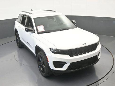 Used 2024 Jeep Grand Cherokee Altitude image 54