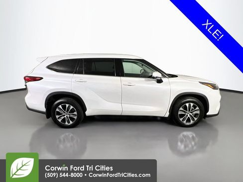Used 2022 Toyota Highlander XLE AWD/4WD image 19