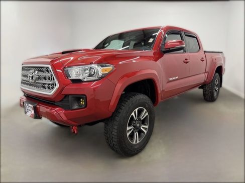 Used 2017 Toyota Tacoma TRD Sport image 4