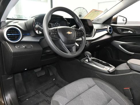 Used 2024 Chevrolet Trax LS w/ LS Convenience Package FWD image 12