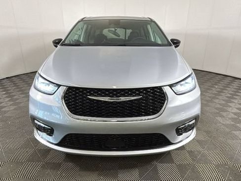 Used 2024 Chrysler Pacifica Touring-L FWD image 7