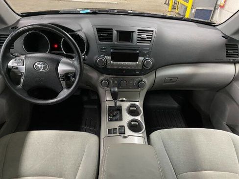 Used 2012 Toyota Highlander FWD w/ Tech Pkg image 19