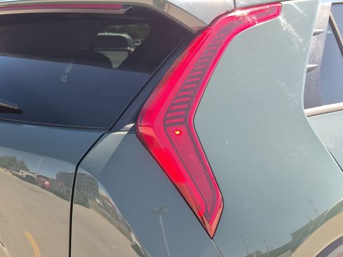 Used 2023 Kia Niro EX FWD image 11