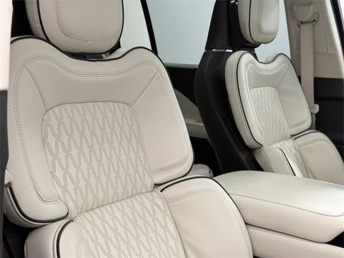 Used 2023 Lincoln Aviator Black Label w/ Jet Package image 11