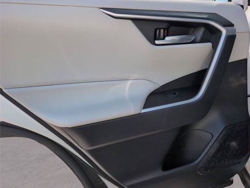 Used 2022 Toyota RAV4 XLE Premium AWD/4WD image 33