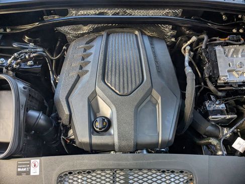 Certified 2025 Porsche Macan AWD/4WD image 29