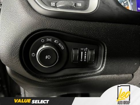 Used 2018 Jeep Renegade Latitude w/ Popular Equipment Group FWD image 11
