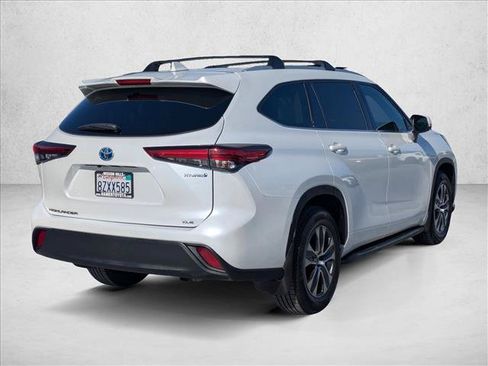 Used 2022 Toyota Highlander XLE AWD/4WD image 5