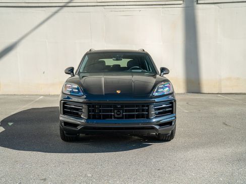 Certified 2025 Porsche Cayenne AWD/4WD image 6