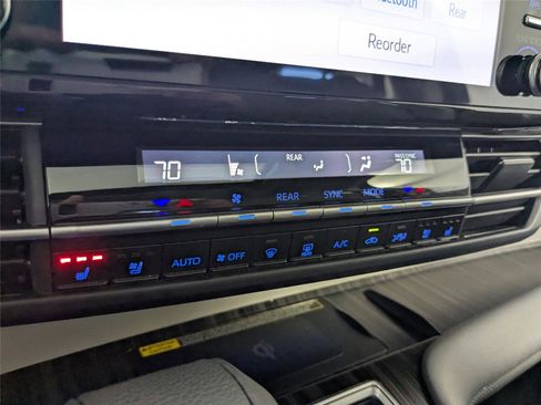 Used 2024 Toyota Sienna Limited image 25