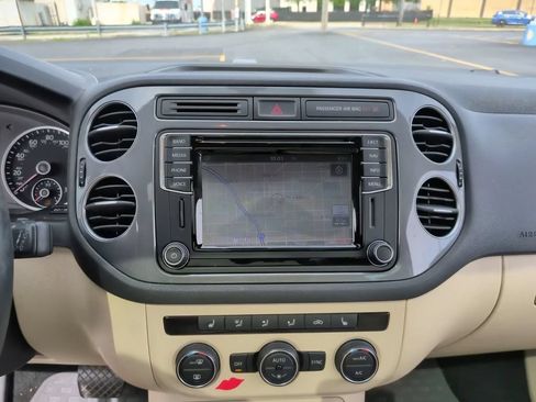 Used 2017 Volkswagen Tiguan SEL FWD image 25