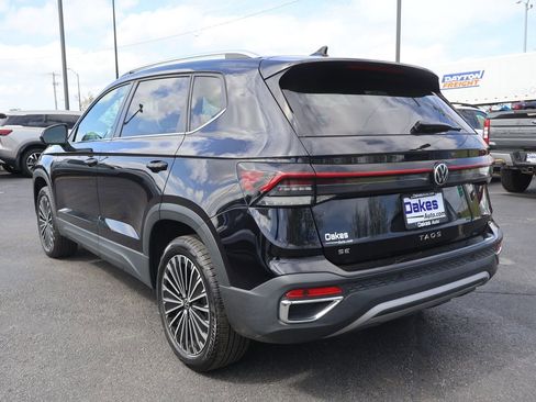 Used 2025 Volkswagen Taos SE FWD image 6