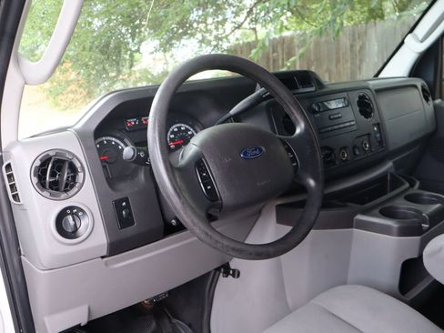 Used 2014 Ford E-250 and Econoline 250 w/ Power Group RWD image 17