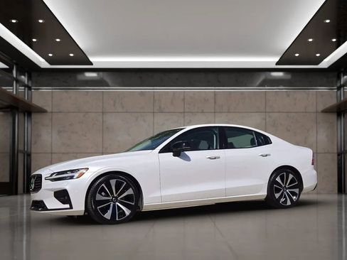 Used 2022 Volvo S60 B5 Momentum w/ Premium Package image 3