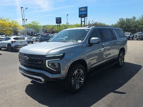 Used 2025 Chevrolet Suburban Z71 AWD/4WD image 6