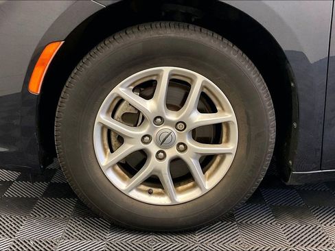 Used 2021 Chrysler Pacifica Touring-L w/ Uconnect Theater Family Group image 7