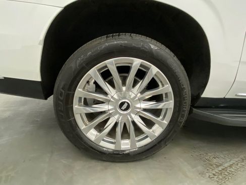 Used 2021 Cadillac Escalade ESV Premium Luxury AWD/4WD image 17
