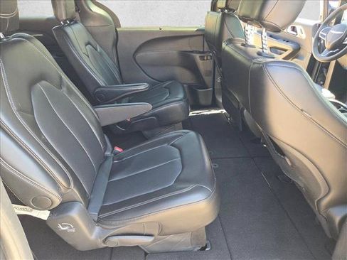 Used 2025 Chrysler Pacifica Select FWD image 19