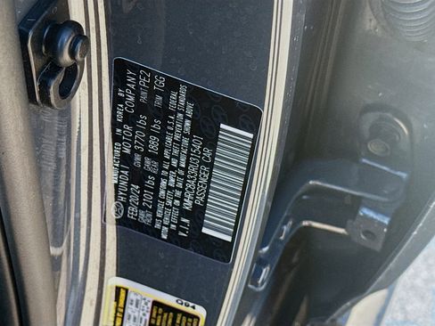 Used 2024 Hyundai Venue SEL FWD image 34